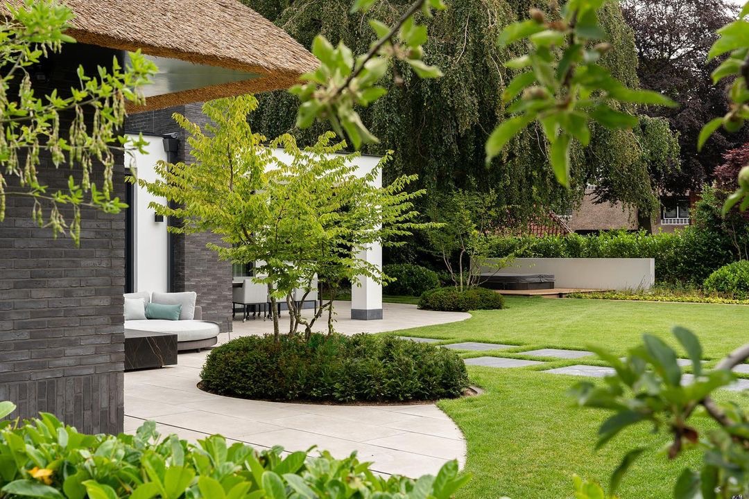 Moderne tuin met overkapping en gazon