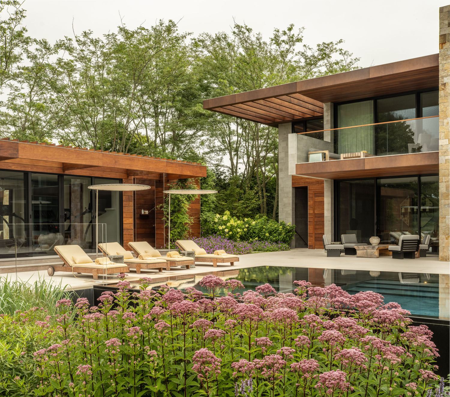 Luxe tuin bij moderne villa met zwembad